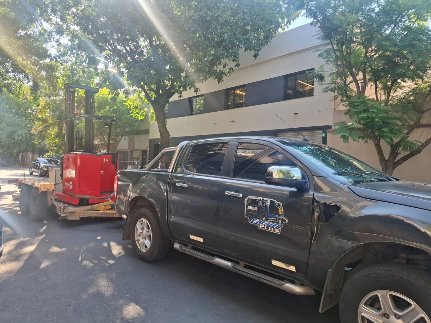 Traslado de autoelevador en camión con acoplado