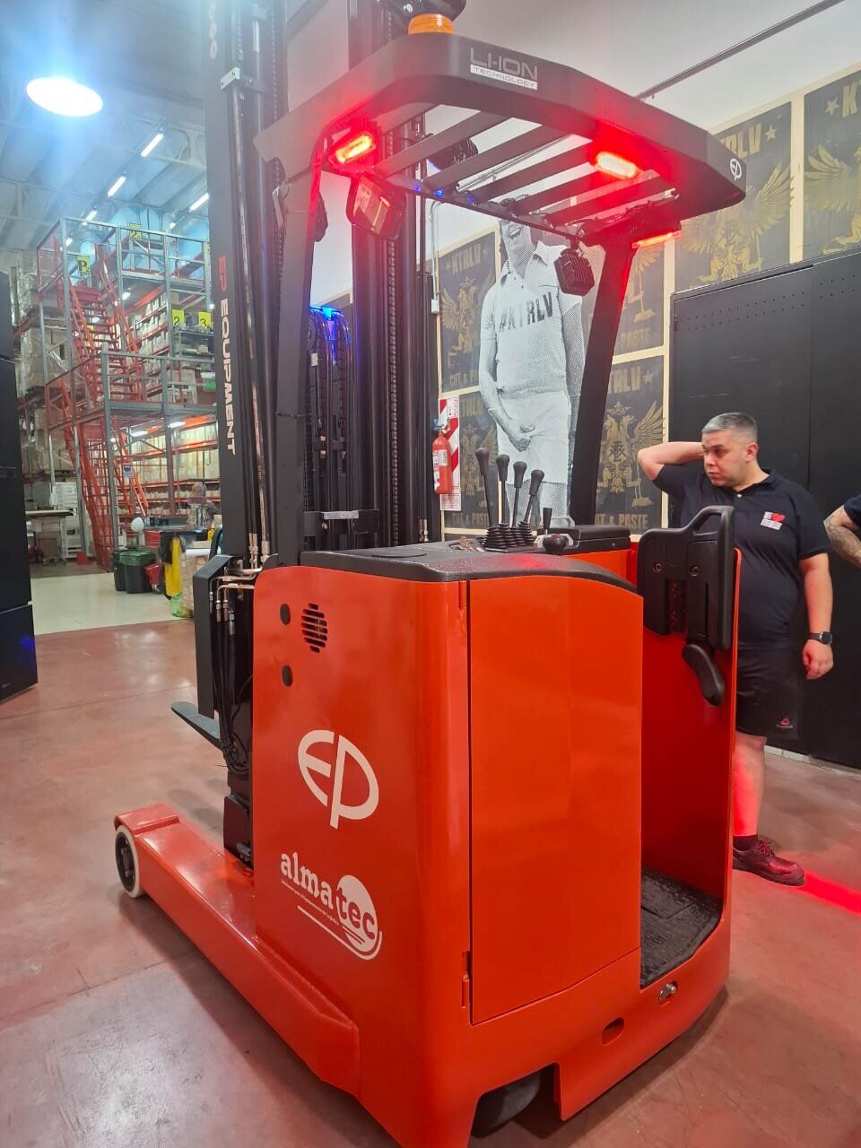 Autoelevador eléctrico ELEVAPLUS en depósito